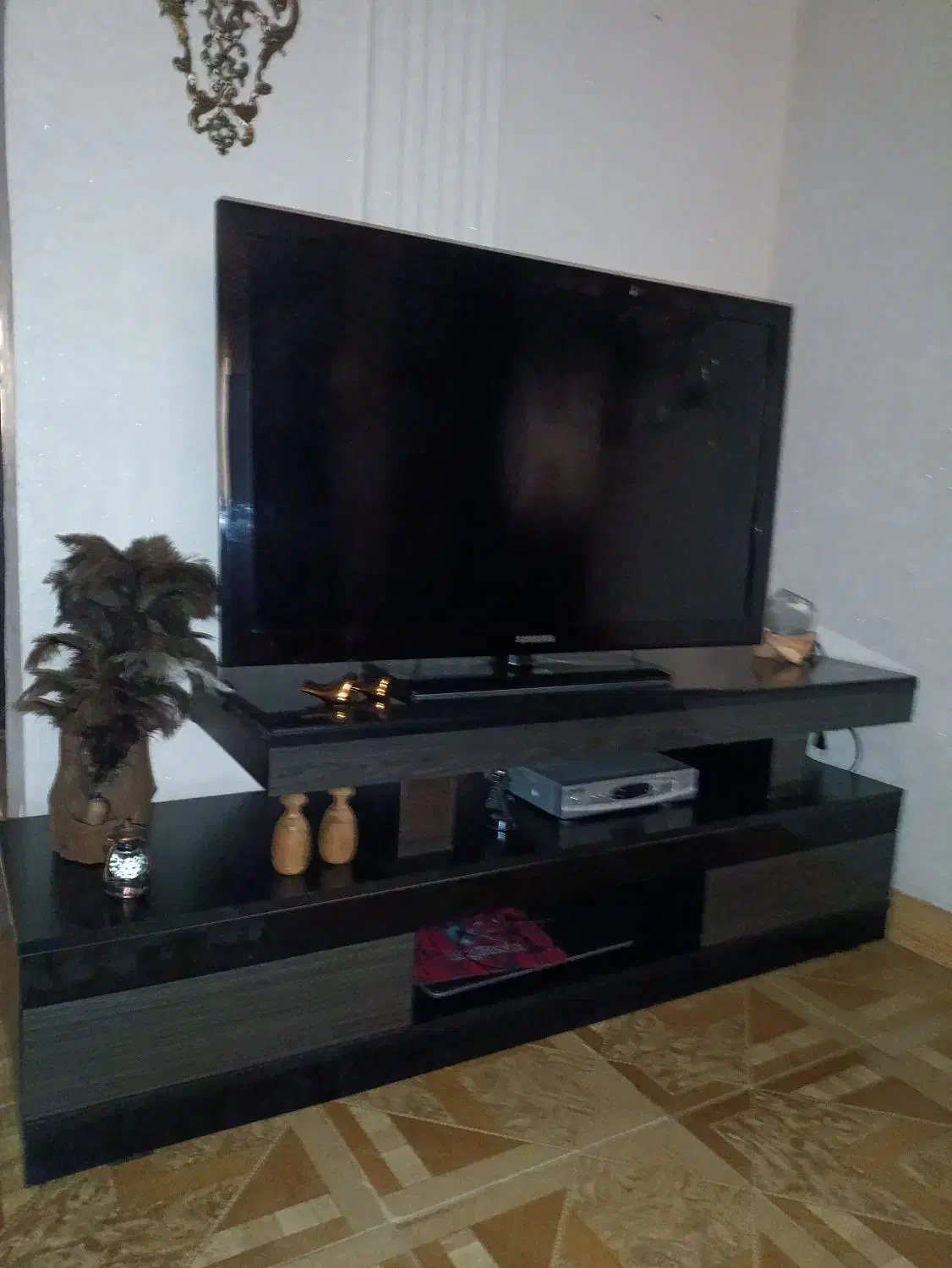 تلویزیون به همراه میز|تلویزیون و پروژکتور|رشت, آب و برق|دیوار