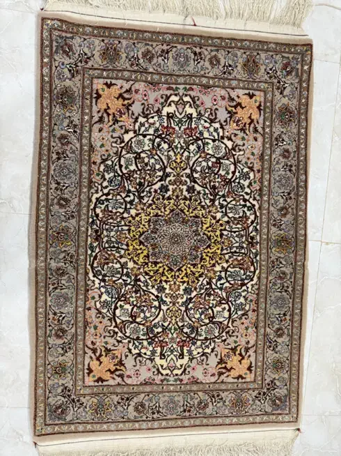 قالی دستباف ابریشم در ابریشم ۷صدتایی مستقیم بافنده|فرش|شاهین‌شهر, گزبرخوار|دیوار