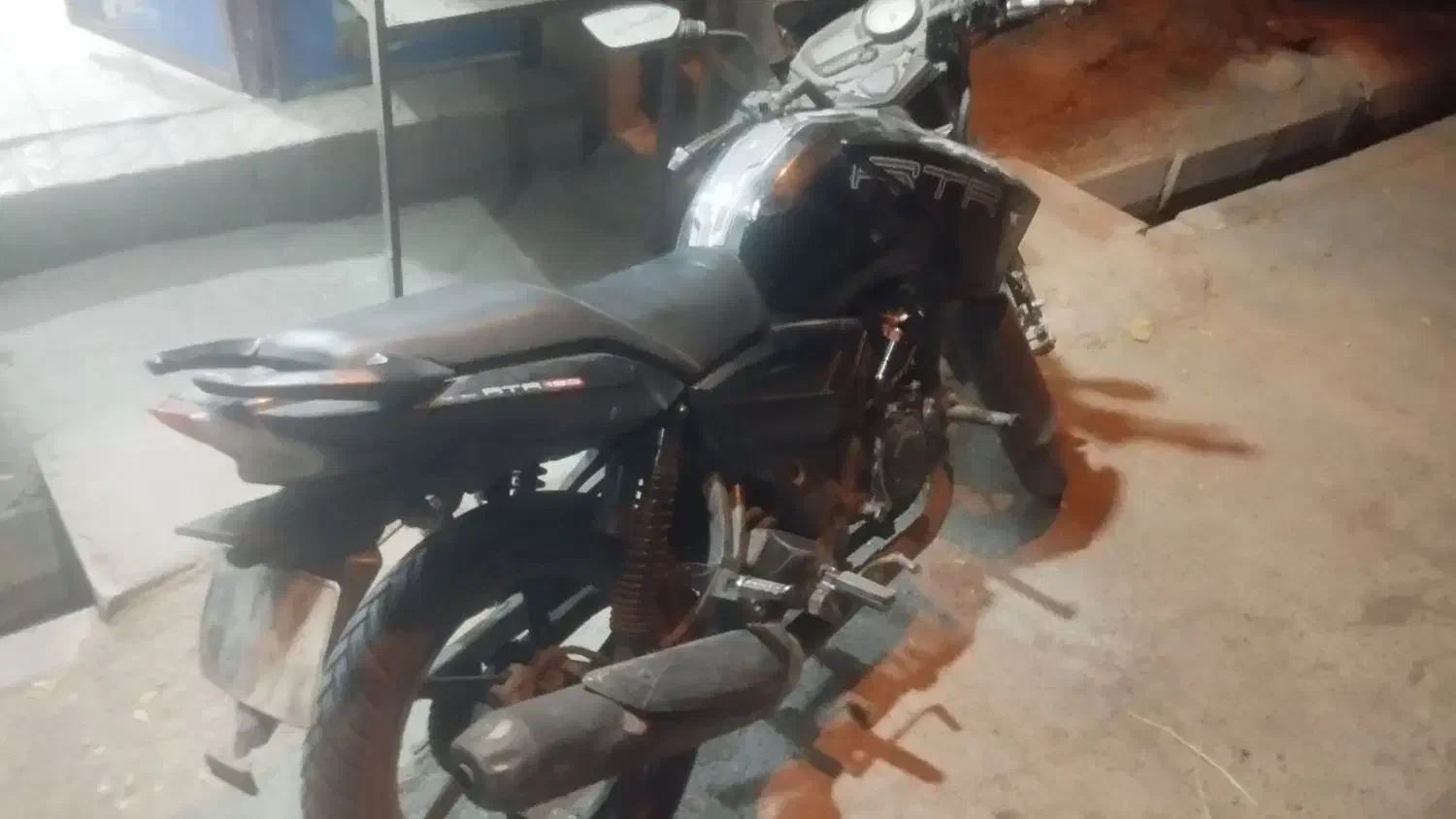 آپاچی|موتورسیکلت|قرچک, پویینک|دیوار