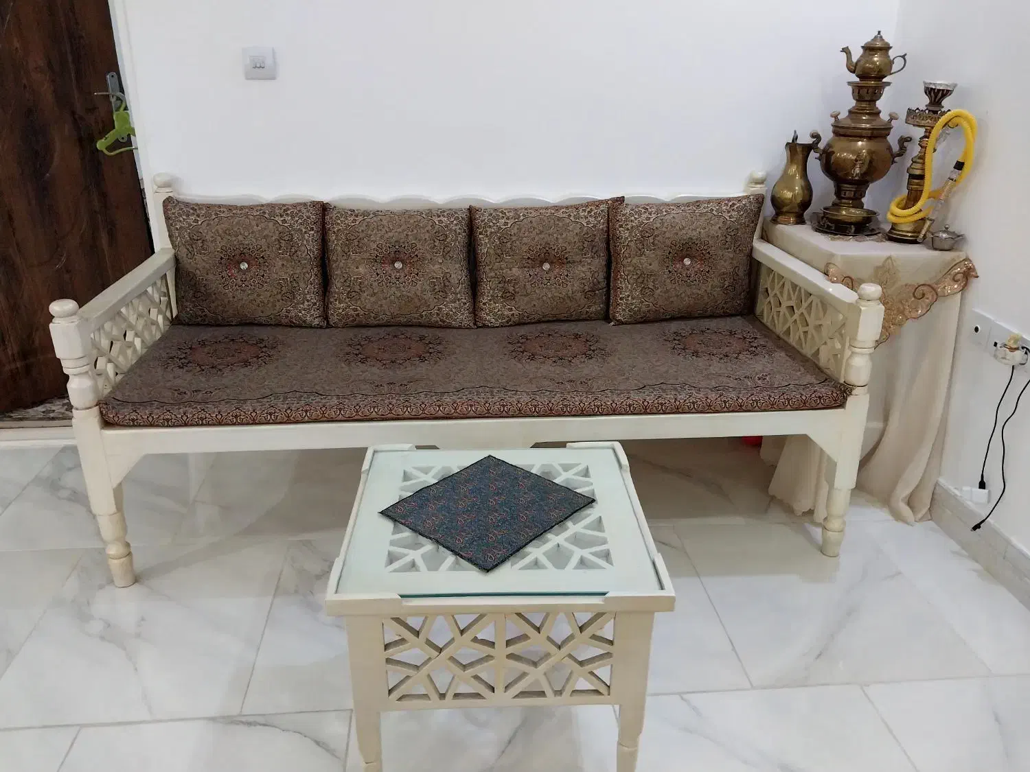 تخت سنتی|مبلمان خانگی و میز عسلی|قم, قلعه کامکار|دیوار