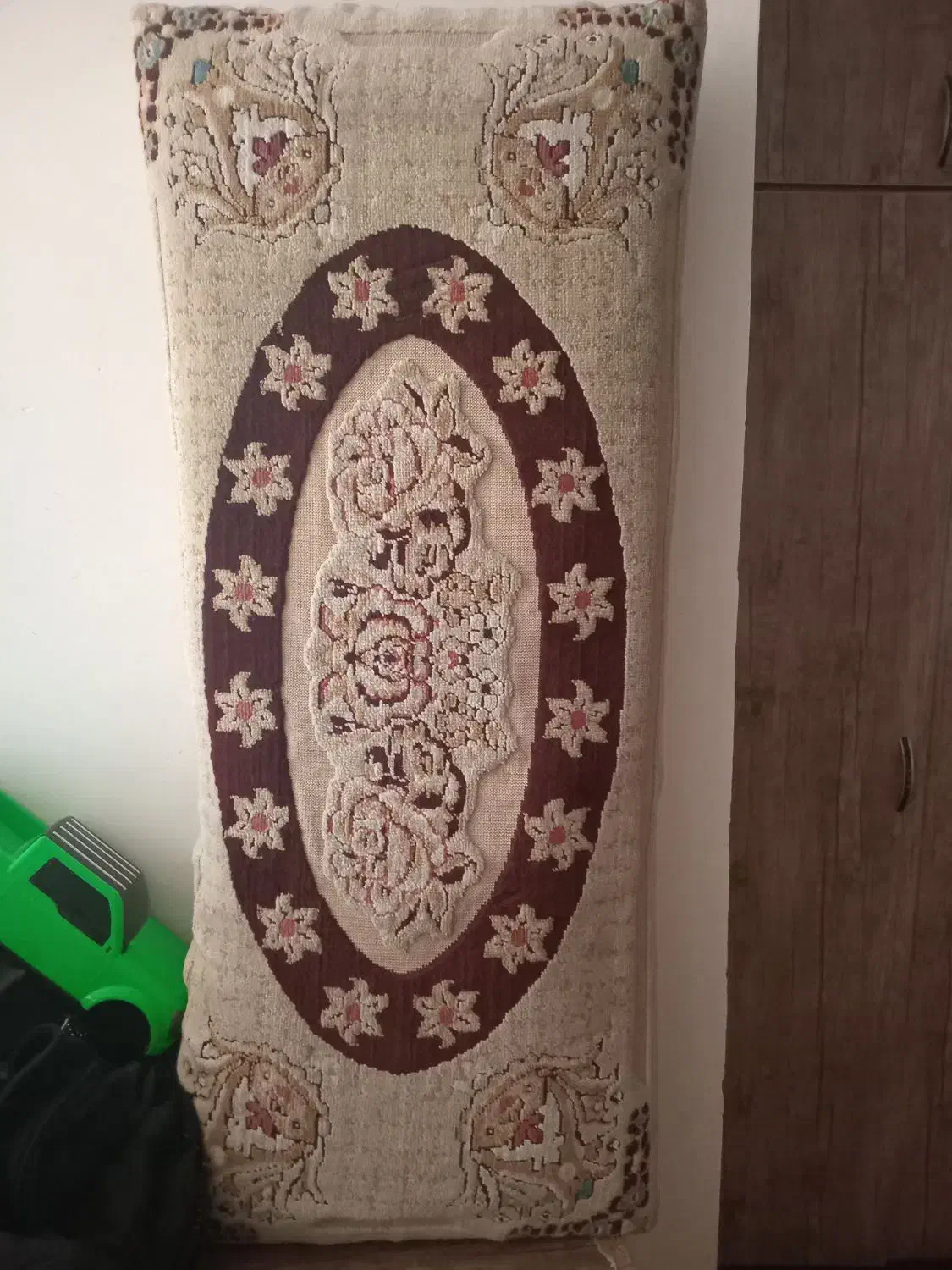 پشتی|پشتی|مشهد, پایگاه شکاری|دیوار