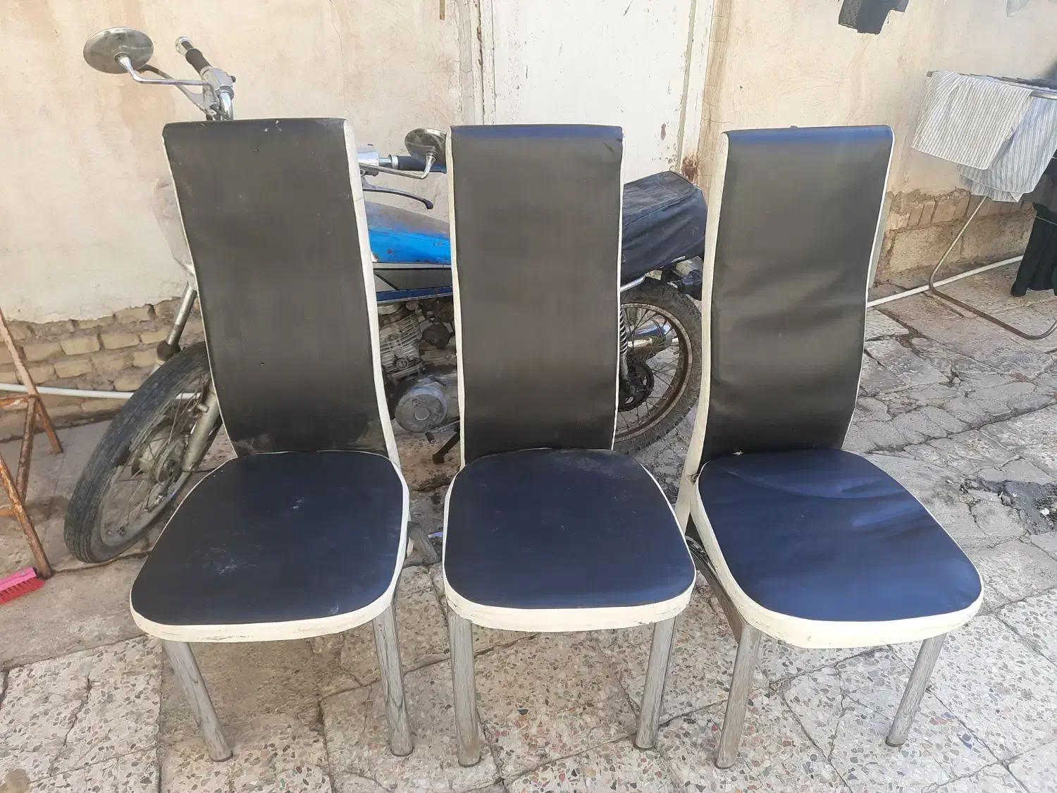 صندلی|صندلی و نیمکت|اهواز, فرهنگ شهر|دیوار