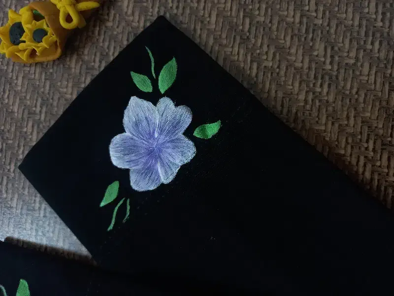 ساق دست مشکی(نقاشی شده)|لباس|مشهد, انقلاب|دیوار