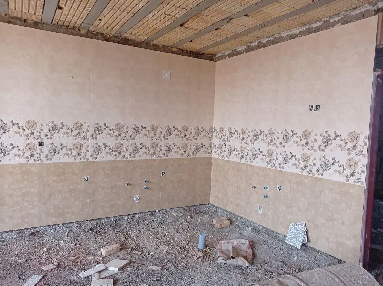 کاشی کاری تضمینی و قیمت مناسب|خدمات پیشه و مهارت|کاشان, دانش|دیوار