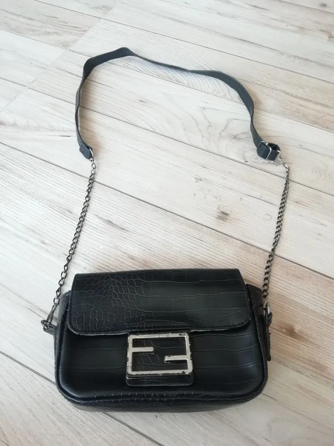 تعدادی کیف|کیف، کفش، کمربند|اصفهان, دستگرده|دیوار