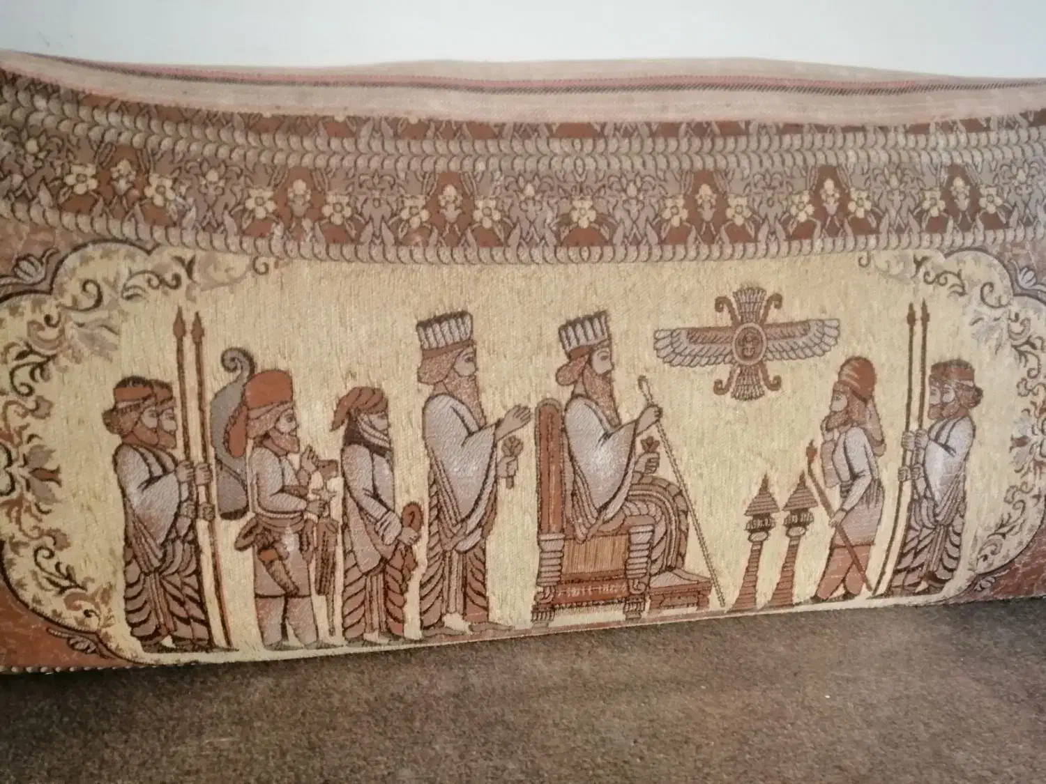 پشتی|پشتی|شیراز, کوشک میدان|دیوار