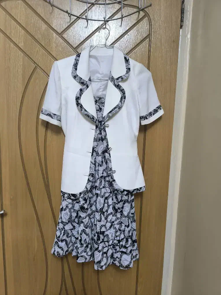 دو دست کت و دامن مجلسی|لباس|فولادشهر, ورزشگاه فولادشهر|دیوار