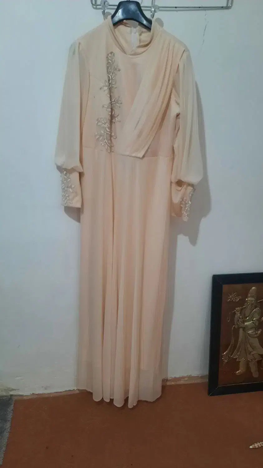 تعدادی  لباس مجلسی|لباس|کبودرآهنگ, |دیوار