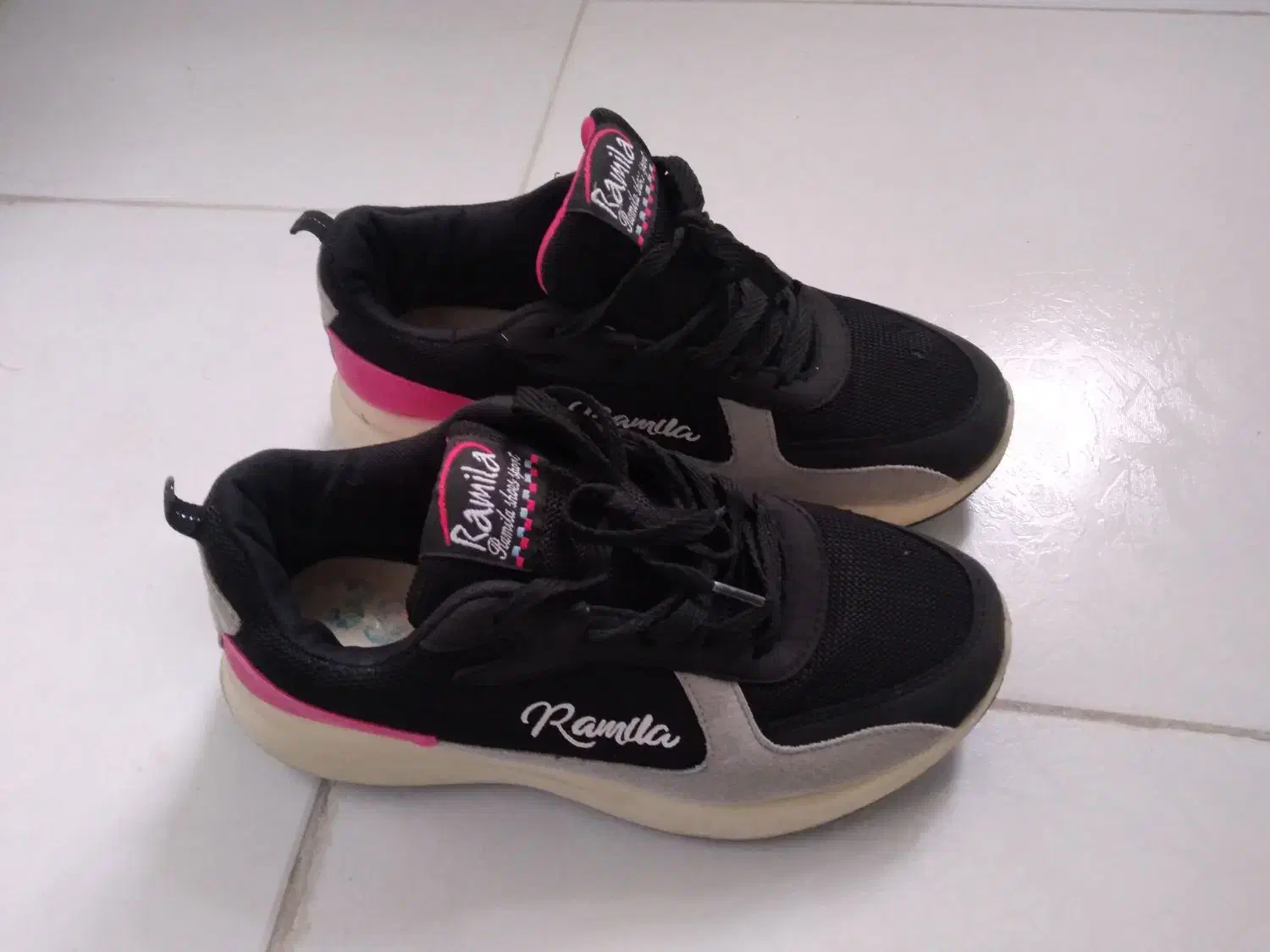 کتونی خارجی در حد نو|کیف، کفش، کمربند|بروجرد, |دیوار