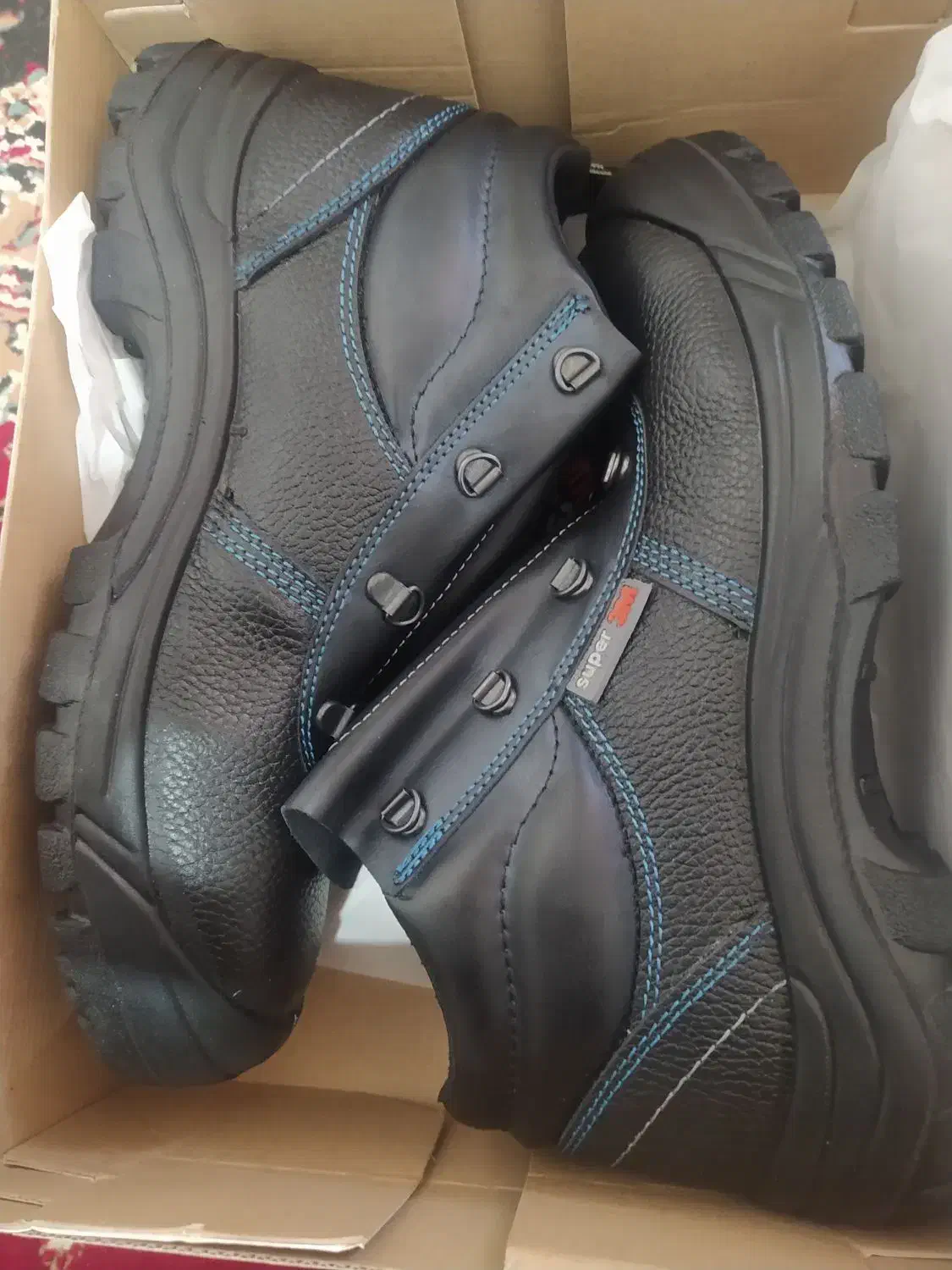 کفش ایمنی|کیف، کفش، کمربند|میانه, |دیوار