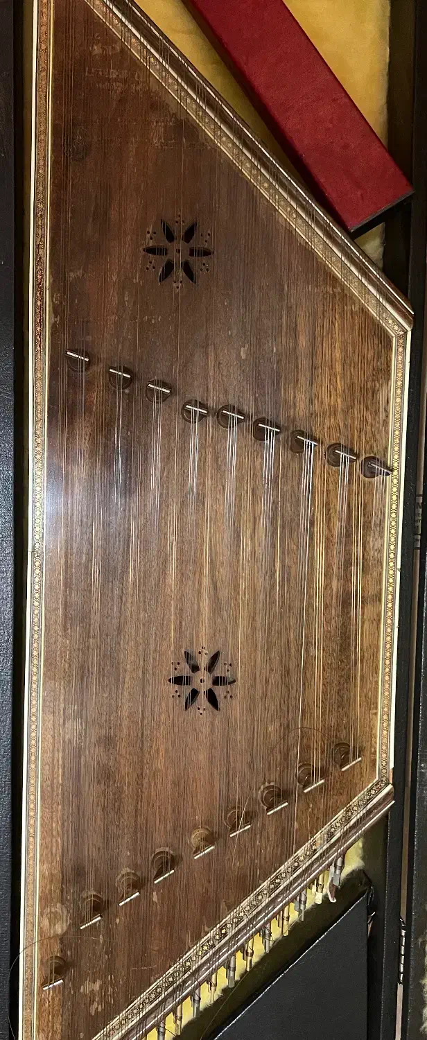 سنتور صادقی|سازهای سنتی|قم, زنبیل آباد|دیوار