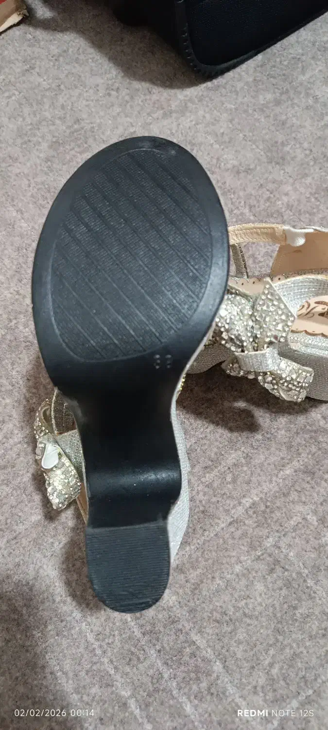 کفش|کیف، کفش، کمربند|دوگنبدان, |دیوار