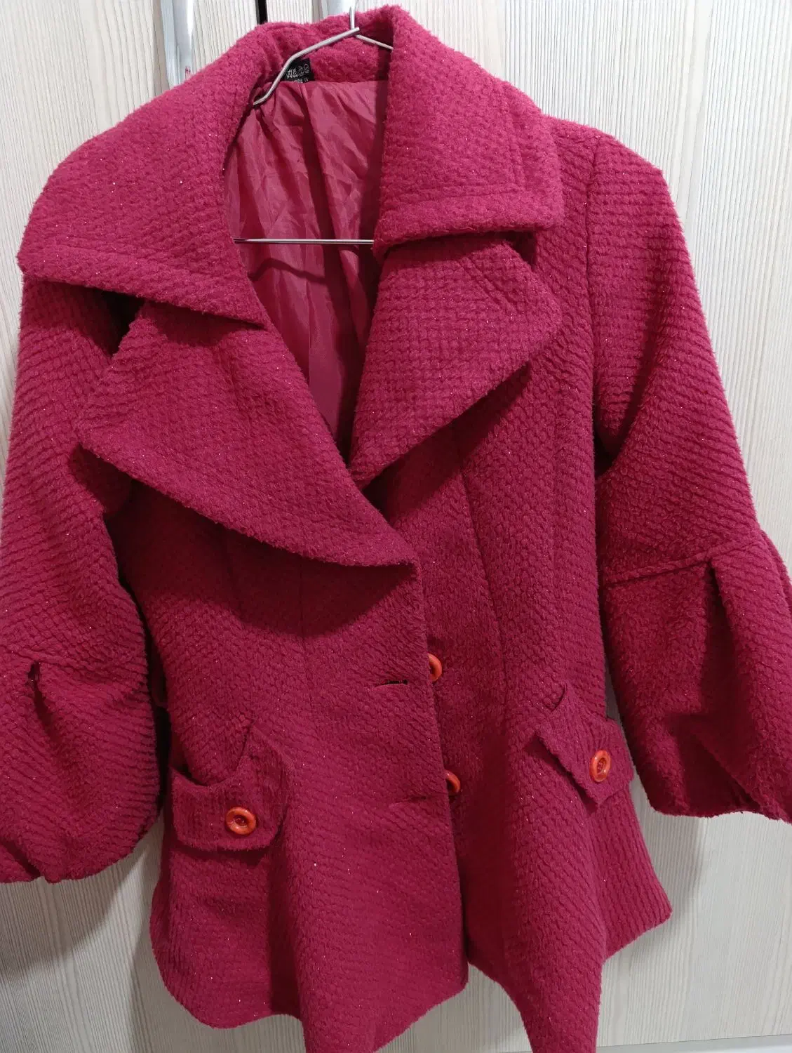 پالتو شانل|لباس|شاهین‌شهر, نبوت|دیوار