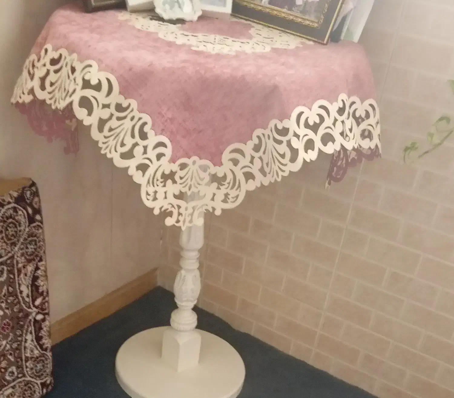 میز خاطره سفید بدون خط وخش با رومیزی|میز تلفن|قرچک, زیبا شهر|دیوار