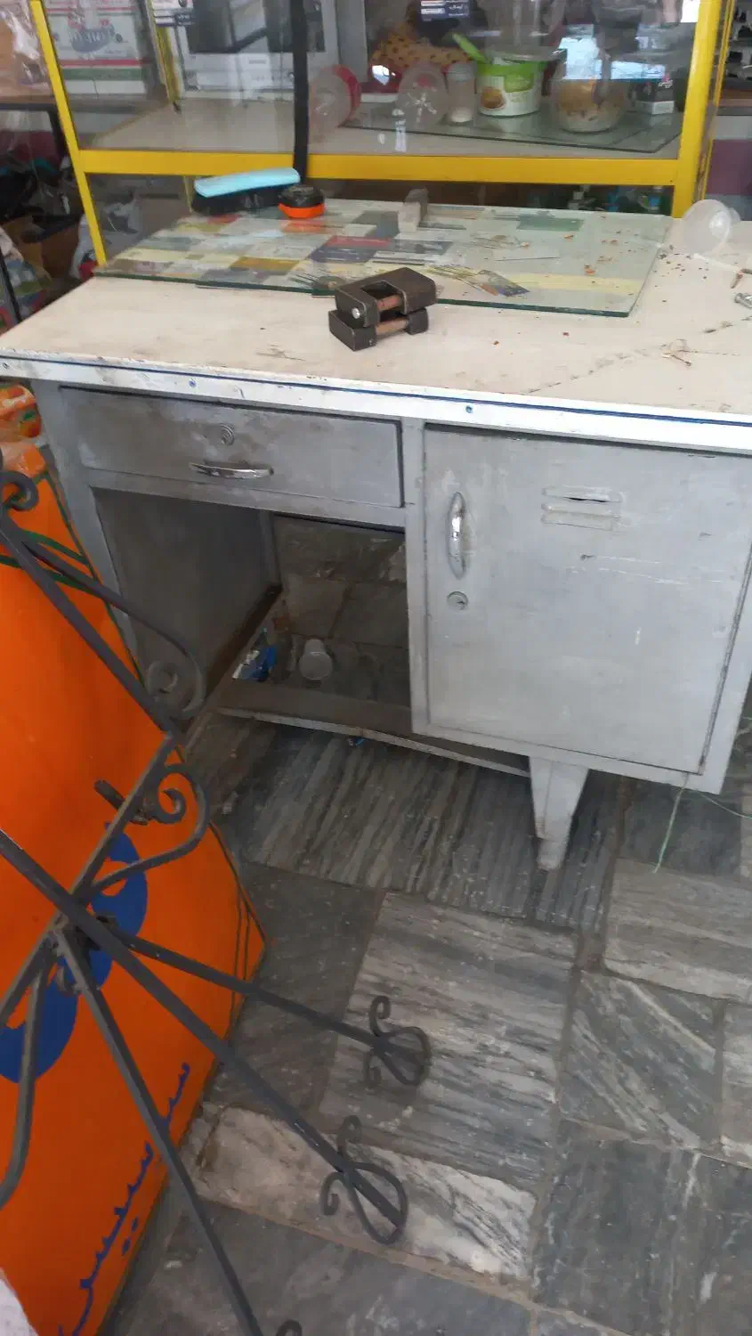 میز اهنی|میز تحریر و کامپیوتر|بروجرد, |دیوار