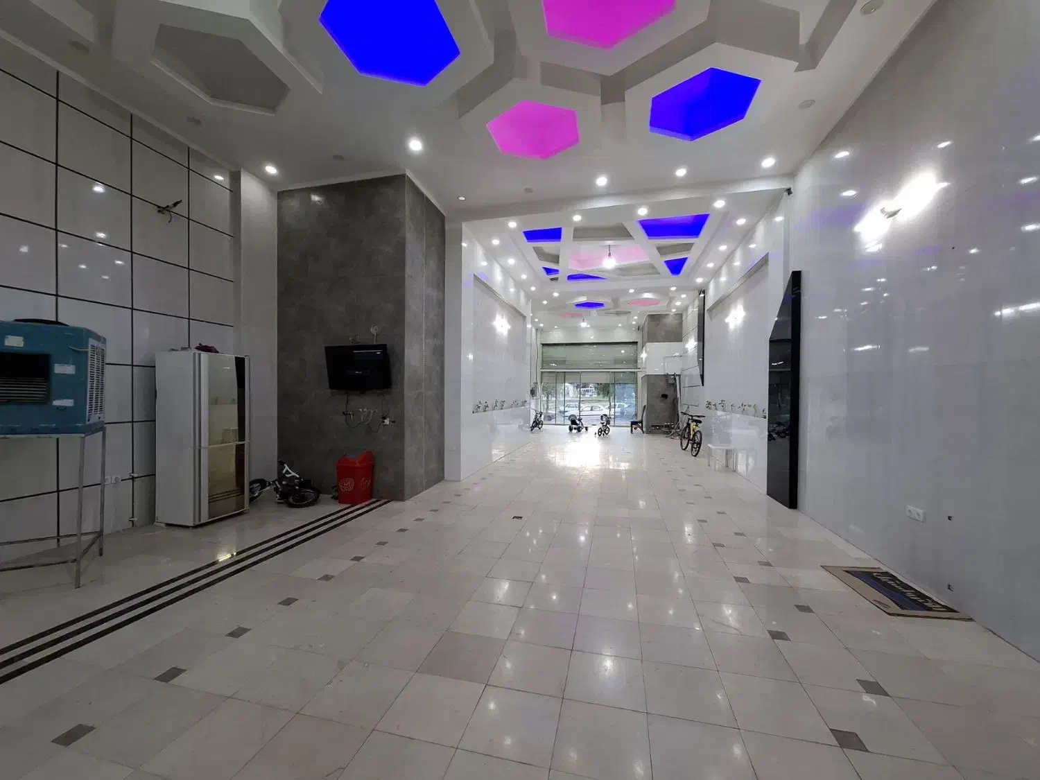 مغازه ۲۰۰ متر // بر اصلی زیبا شهر|اجارهٔ مغازه و غرفه|قرچک, زیبا شهر|دیوار