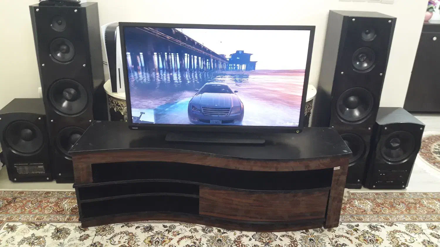 تلویزیون ۴۰ اینچ توشیبا و میز تلویزیون  بزرگ|تلویزیون و پروژکتور|تهران, تختی|دیوار