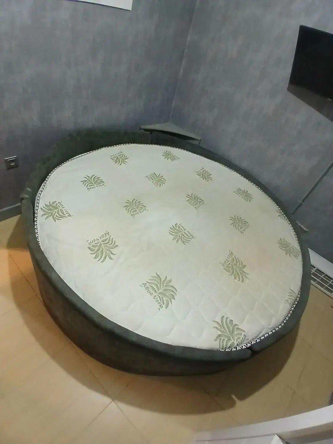 تخت گرد|تخت و سرویس خواب|رشت, علی آباد|دیوار