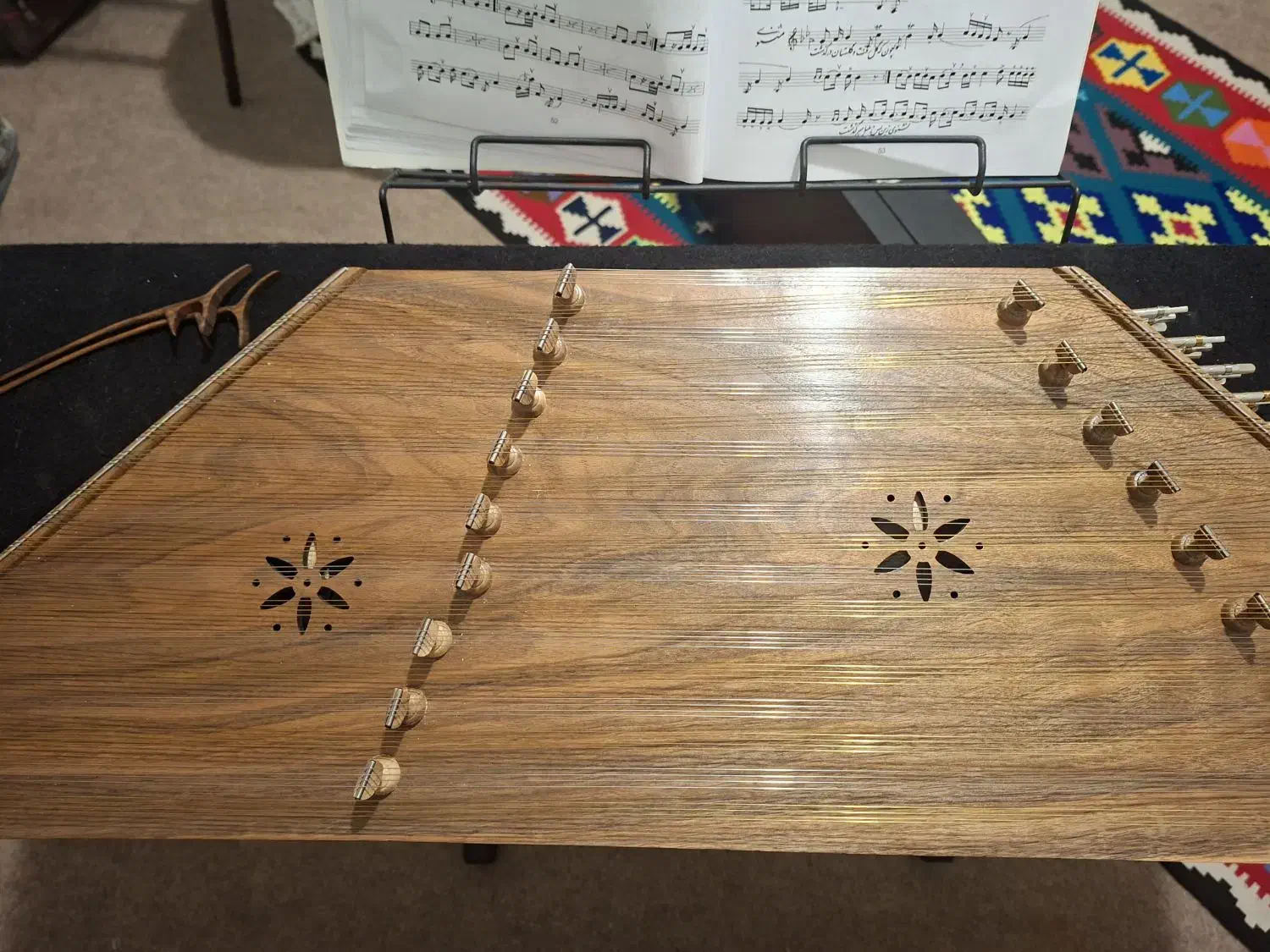 کارگاه ساخته سنتور امیرارسلان اوجی|سازهای سنتی|شیراز, کوی زهرا|دیوار