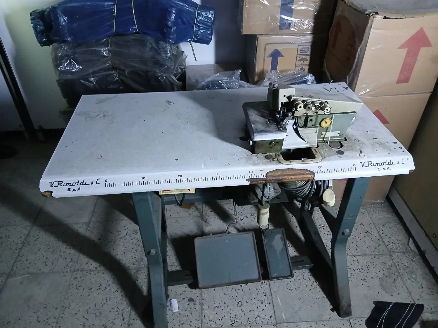 چرخ خیاطی زیگزال ۴ نخ سردوز|چرخ خیاطی و ریسندگی|قرچک, پویینک|دیوار