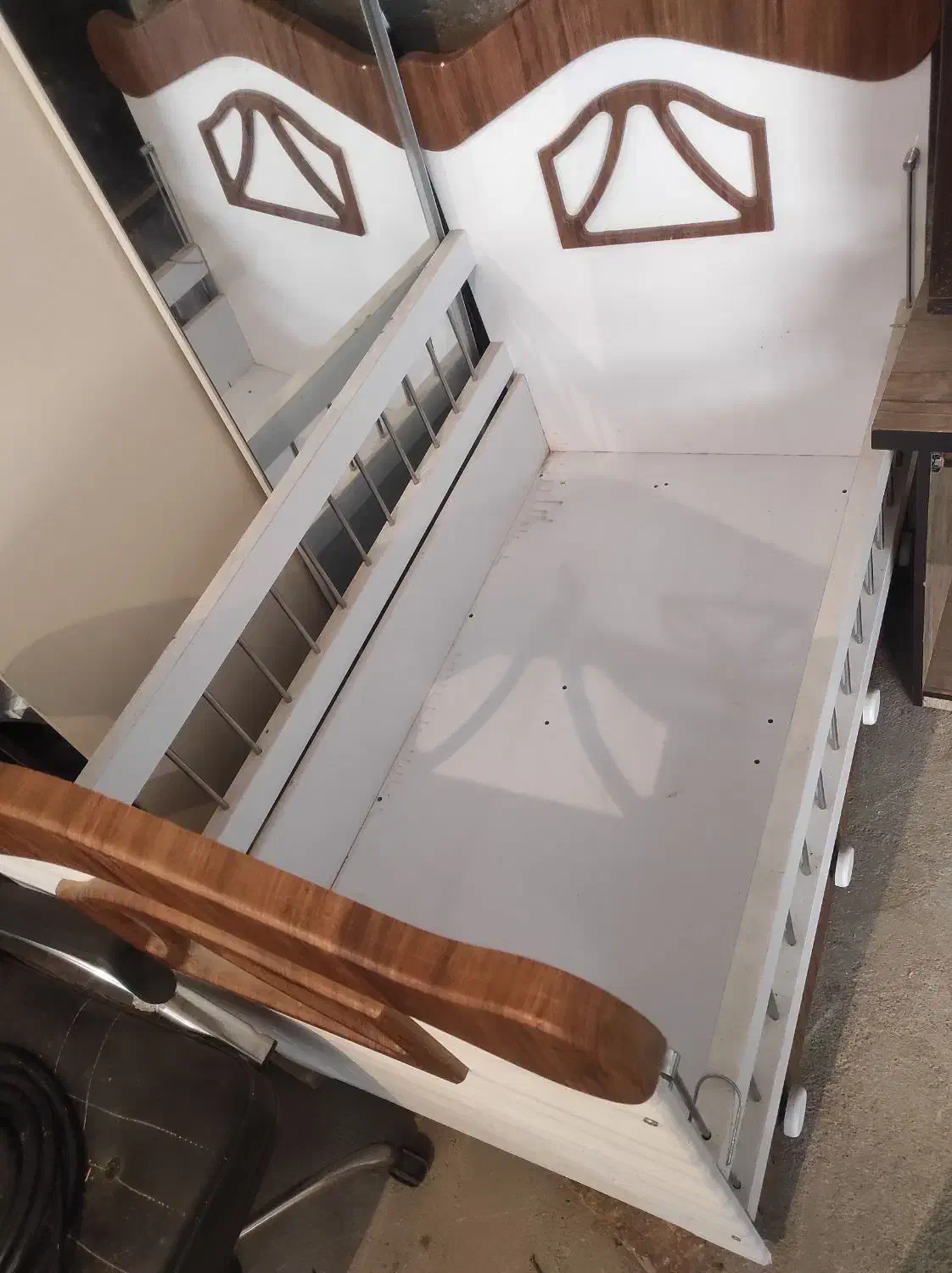 تختخواب کودک به همرا تشک خوشخواب و چراغ اتاق کودک|تخت و سرویس خواب|شاهین دژ, |دیوار