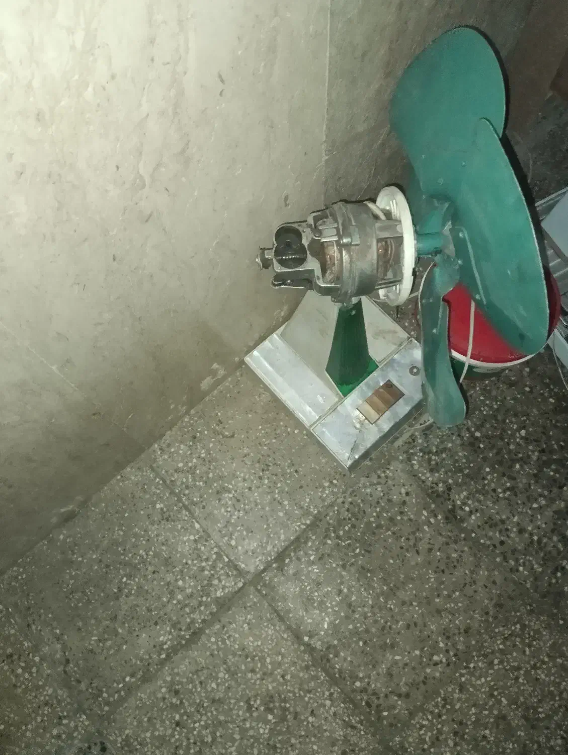 دو عدد پنکه توشیبا|پنکه و تصفیهکنندهٔ هوا|آشتیان, |دیوار