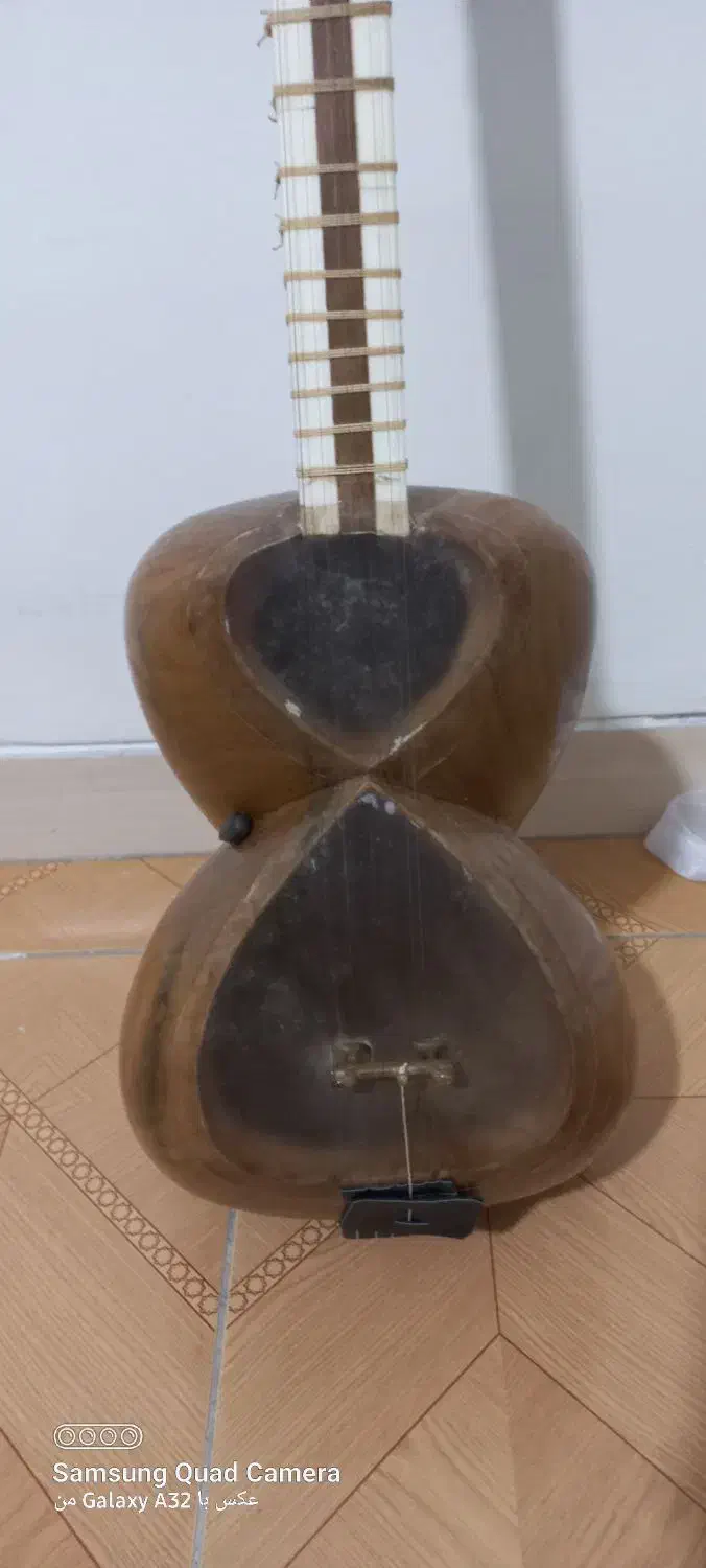 تار  مهر (زند)|سازهای سنتی|همدان, |دیوار