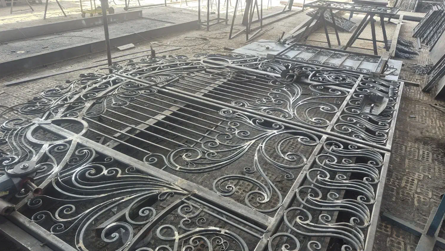 کارگر ساده وسط کار و نقاش فرفورژه|استخدام صنعتی، فنی، مهندسی|شهریار, رزکان|دیوار