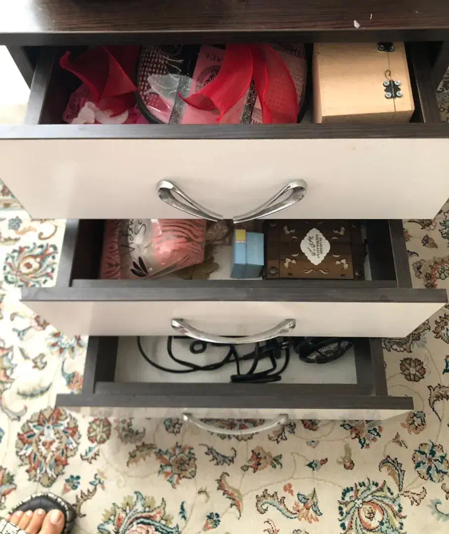 یک عدد میز آرایش ایستاده|تخت و سرویس خواب|تهران, ابوذر|دیوار