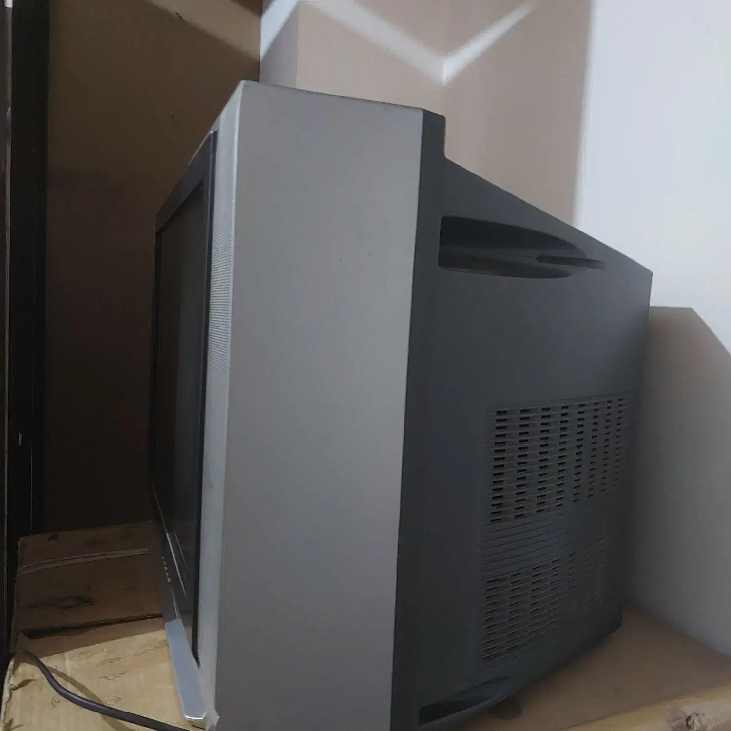 تلوزیون|تلویزیون و پروژکتور|پرند, فاز ۱|دیوار