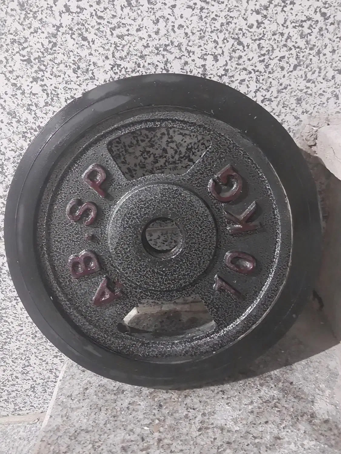 تعدادی وزنه، دمبل، میز پرس سینه، هالتر|تجهیزات ورزشی|یزد, |دیوار