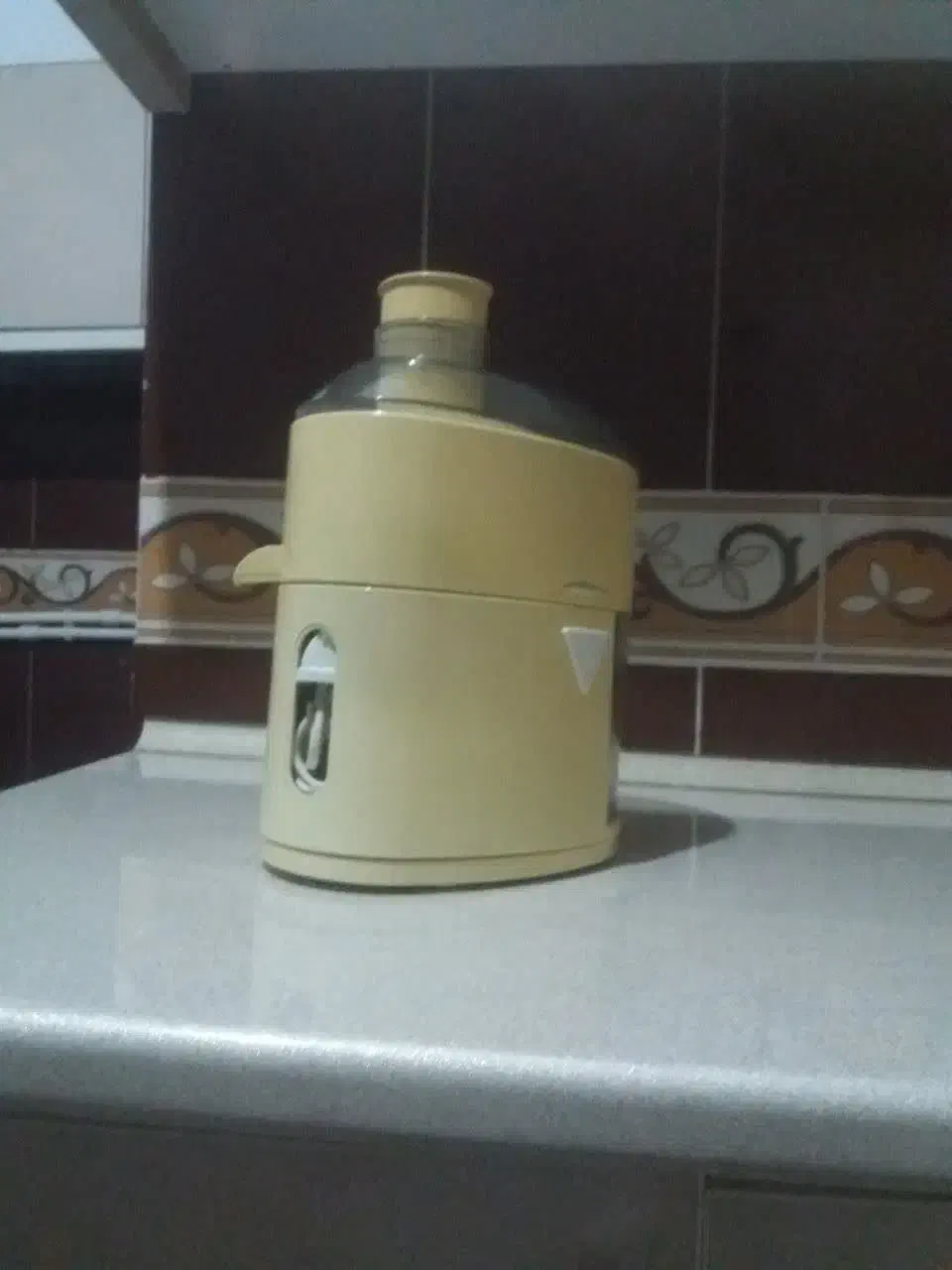 آبمیوه گیری|آبمیوه‌گیر و آب‌مرکبات‌گیر|میانه, |دیوار