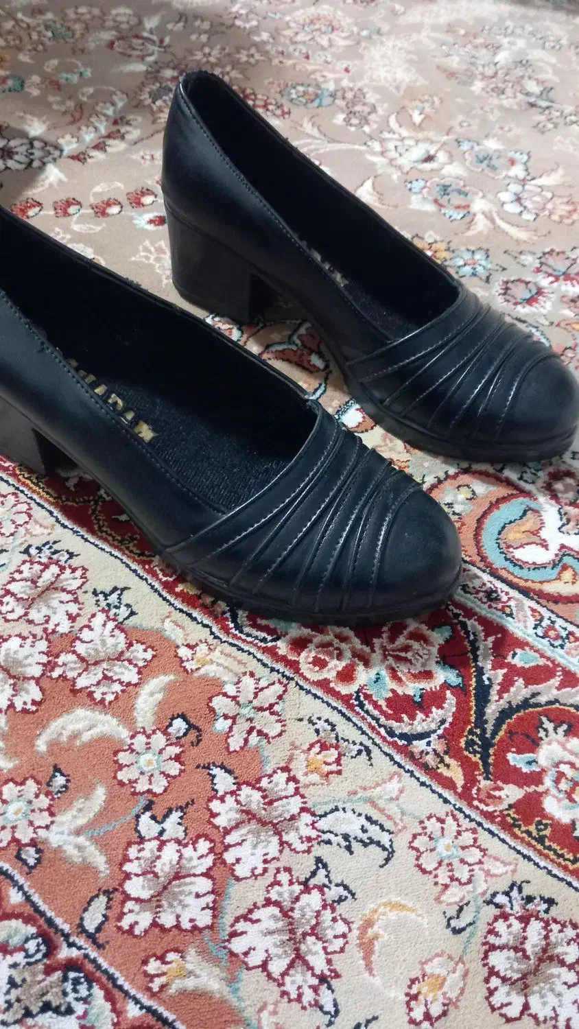 کفش  راحتی|کیف، کفش، کمربند|اقبالیه, |دیوار