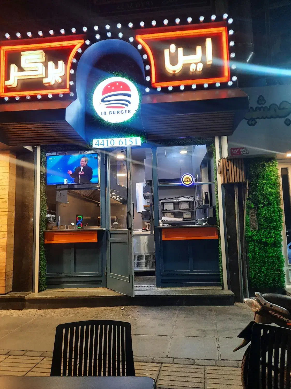 مغازه فست فوت با کلیه امکانات بر اصلی آیت کاشانی|اجارهٔ مغازه و غرفه|تهران, سازمان برنامه شمالی|دیوار