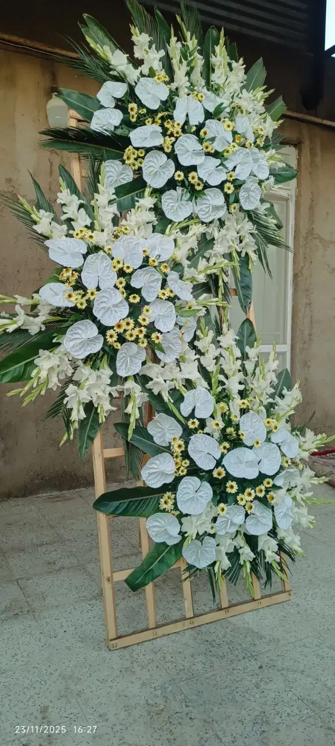 تاج گل مخصوص مراسم مجالس ترحیم و غیره|گل و گیاه طبیعی|زبرخان, |دیوار