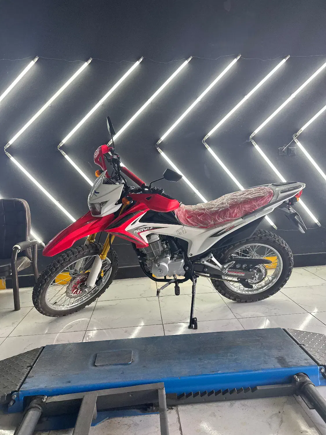 پرواز ۲۰۰ مدل۴۰۴ در حد خشک|موتورسیکلت|ساوه, |دیوار