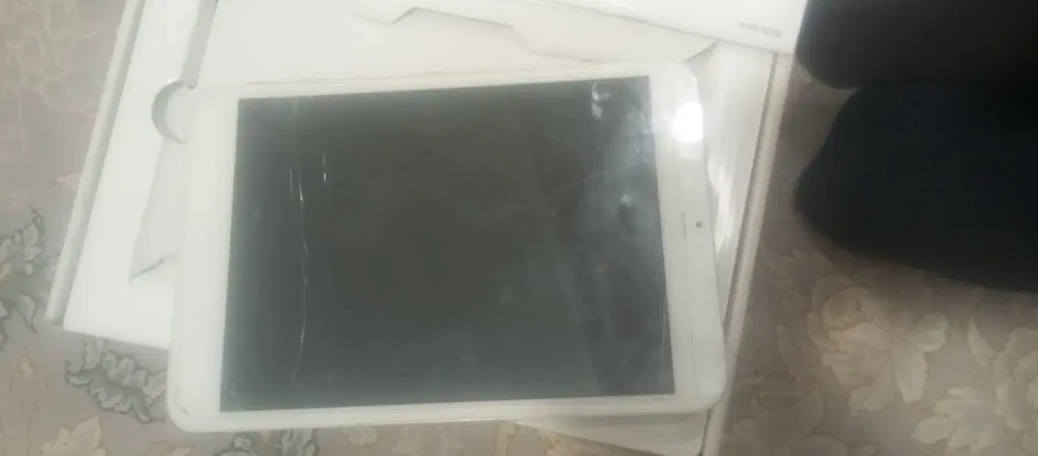 تبلت معیوب|تبلت|اصفهان, باغ کاران|دیوار