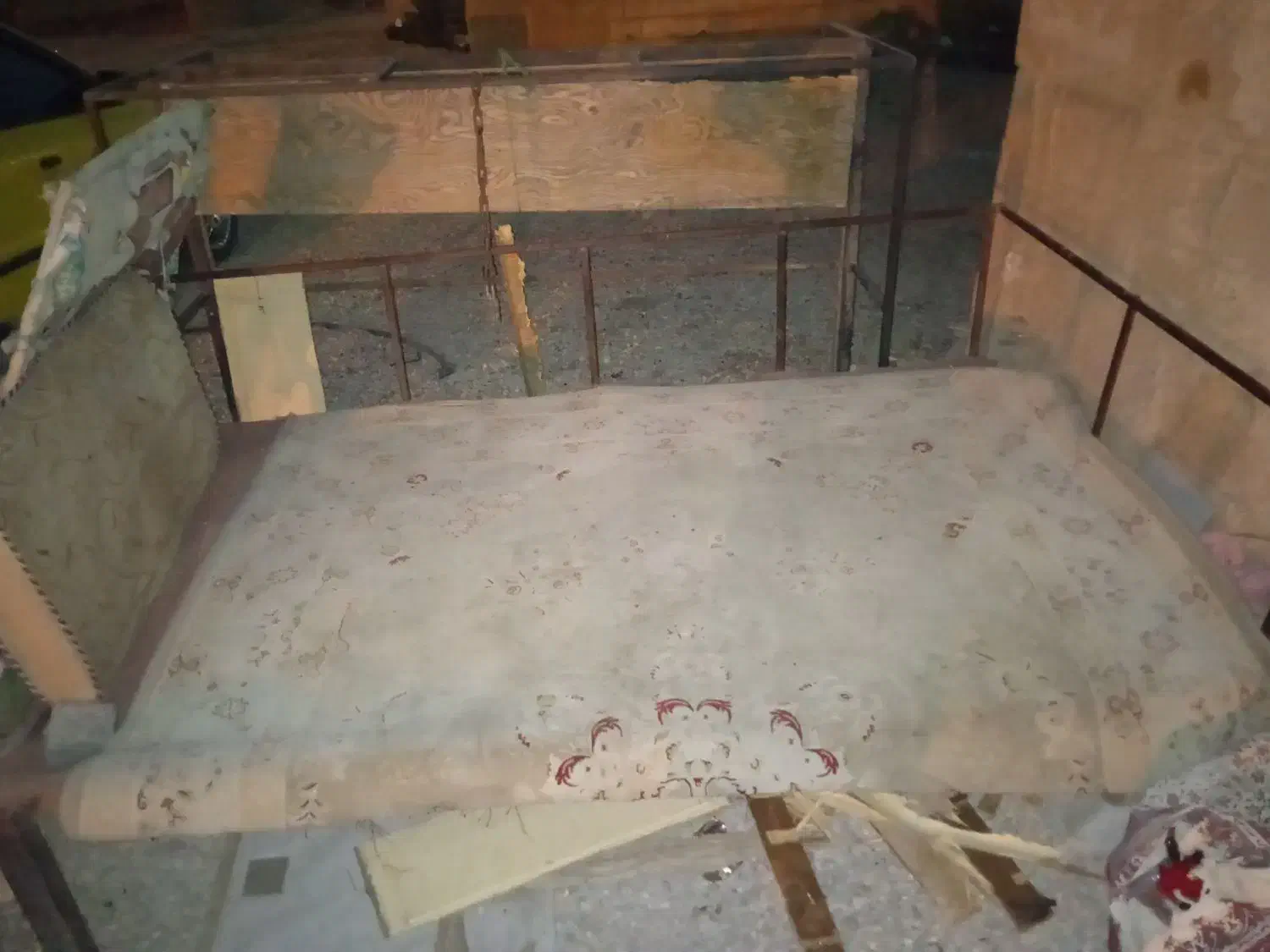 تخت آهنی رستورانی|تخت و سرویس خواب|شاهین‌شهر, شهرک میلاد|دیوار