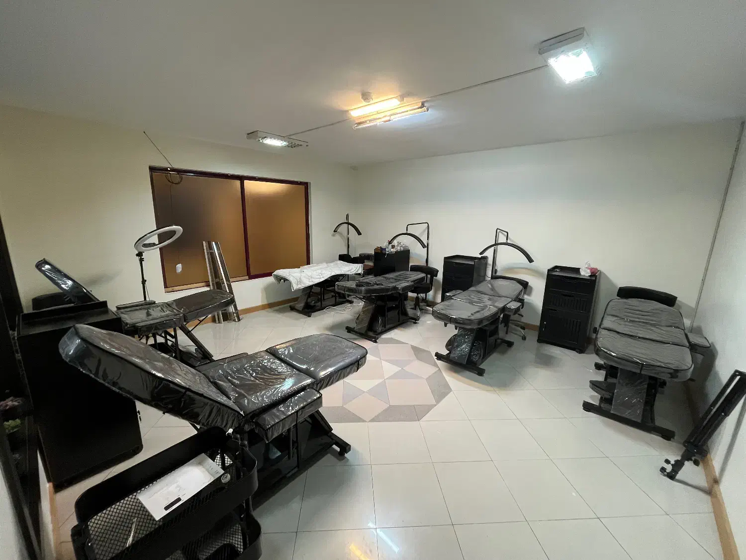 اجاره لاین های زیبایی در بهترین لوکیشن|خدمات آرایشگری و زیبایی|اصفهان, باغ زرشک|دیوار