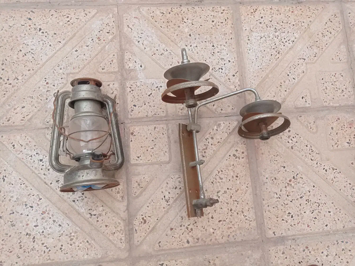 لامپ و چراغ لطفا ورق بزنید معاوضه دارم|لامپ و چراغ|مشهد, منزل آباد|دیوار