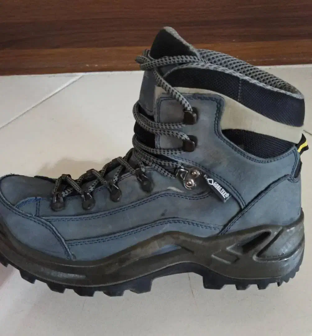 کفش کوهنوردی و ایمنی کار|کوهنوردی و کمپینگ|اصفهان, سروستان|دیوار