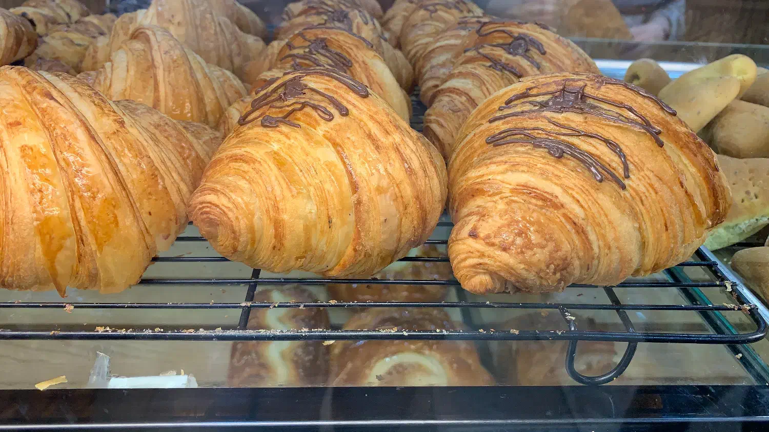 به چند نفر خانم و اقا کمک قناد پیستری و بیکری|استخدام خدمات فروشگاه و رستوران|مشهد, شریف|دیوار