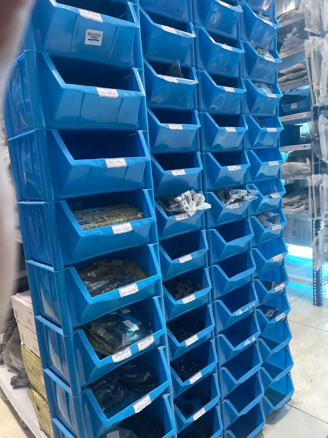 نیروی خدماتی و کمک انباردار جهت فروشگاه لوازم یدکی|استخدام خدمات فروشگاه و رستوران|صدرا-فارس, فاز ۱|دیوار