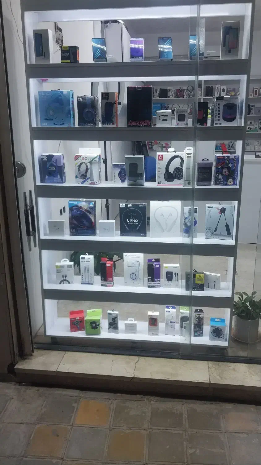 دکور و ویترین موبایل فروشی|فروشگاه و مغازه|شاهینشهر, نبوت|دیوار