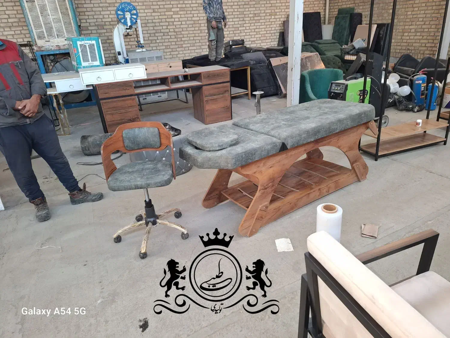 تخت ارایشگاهی پایه چوبی طراحی متفاوت|آرایشگاه و سالن‌های زیبایی|مشهد, نوید|دیوار