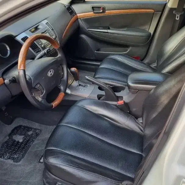 سوناتا ۲۰۱۰تومشکی داخل ماشین بدونه پارگی سالم|خودرو سواری و وانت|خمینیشهر, |دیوار