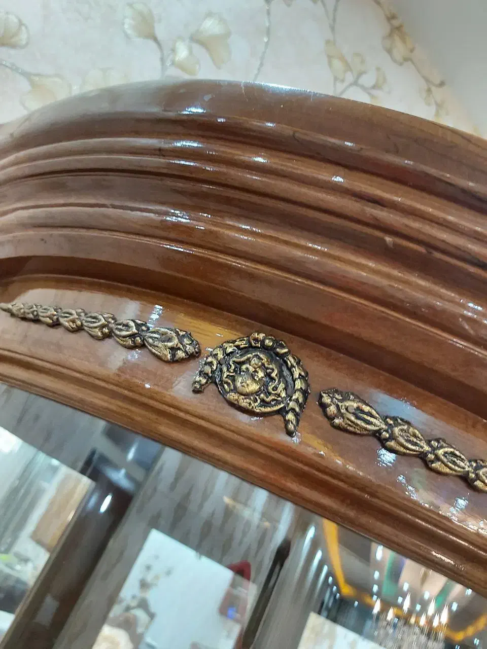 ویترین تمام چوب گردو. ویترین برنج. آینه و شمعدان|بوفه، ویترین، کنسول|ابهر, |دیوار