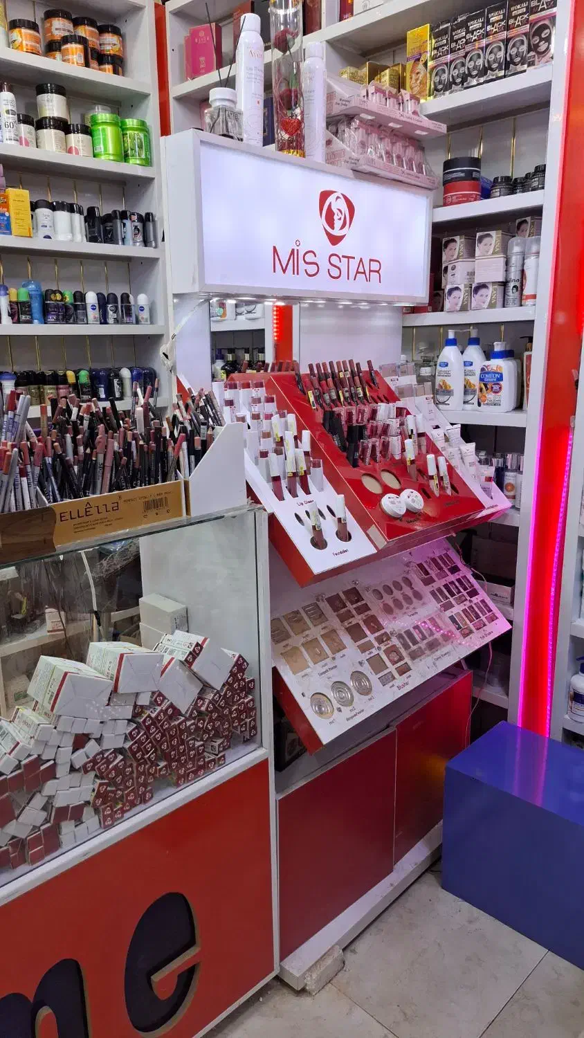 ویترین واستند ارایشی درحد نو|بوفه، ویترین، کنسول|روانسر, |دیوار