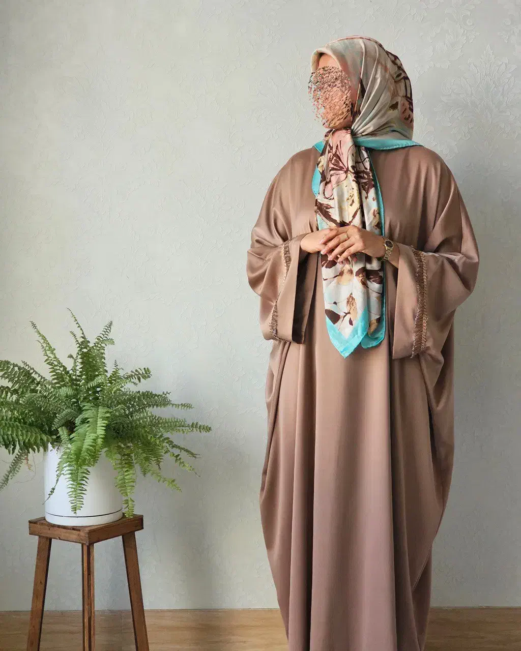 عبای مجلسی|لباس|شیراز, باغ تخت|دیوار