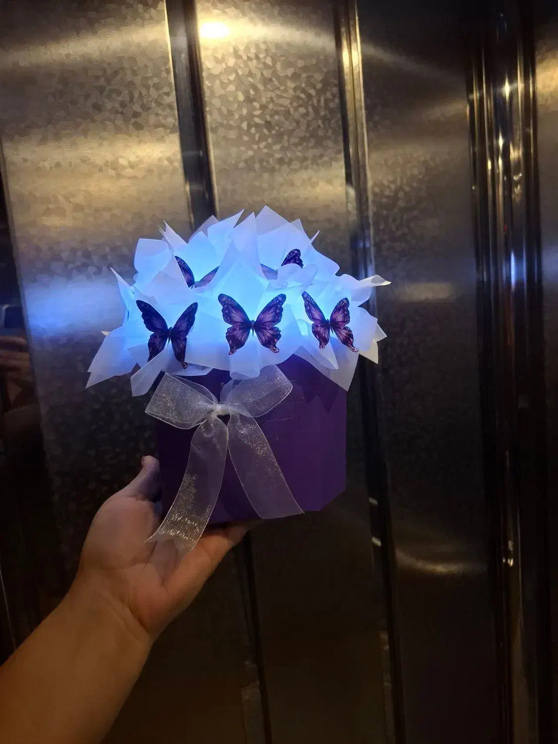 بوکت گُل پروانه و لیلیوم و نوبهار (روز پرستار)|گل مصنوعی|کرمانشاه, |دیوار